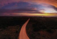 Hamparan sabana keemasan di Sumba yang menyuguhkan pemandangan alam memukau saat matahari terbenam, menjadi salah satu tujuan wisata favorit bagi pencari ketenangan jiwa.