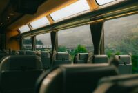 Sebuah kereta wisata melintas di jalur perbukitan yang menyajikan pemandangan alam hijau, menjadi salah satu alternatif akses pilihan favorit pelancong menuju destinasi liburan.