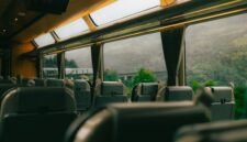 Sebuah kereta wisata melintas di jalur perbukitan yang menyajikan pemandangan alam hijau, menjadi salah satu alternatif akses pilihan favorit pelancong menuju destinasi liburan.
