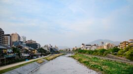 Suasana panggung kayu *kawadoko* yang didirikan tepat di atas aliran sungai sejuk di kawasan Lembah Kibune, Kyoto, menjadi oase kuliner favorit pelancong saat musim panas.