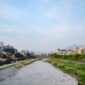 Suasana panggung kayu *kawadoko* yang didirikan tepat di atas aliran sungai sejuk di kawasan Lembah Kibune, Kyoto, menjadi oase kuliner favorit pelancong saat musim panas.