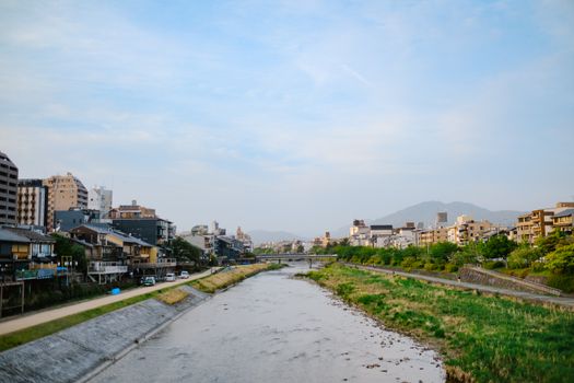 Suasana panggung kayu *kawadoko* yang didirikan tepat di atas aliran sungai sejuk di kawasan Lembah Kibune, Kyoto, menjadi oase kuliner favorit pelancong saat musim panas.