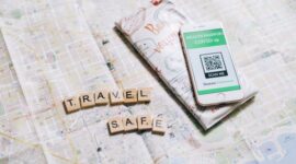 Seorang pelancong sedang memeriksa peta digital dengan tenang sembari memperhatikan kondisi sekitarnya di area terbuka kota tujuan wisata. Persiapan yang baik menjadi kunci utama dalam menjaga keamanan selama melakukan petualangan.