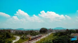 Penumpang menikmati pemandangan perbukitan hijau melalui jendela kaca berukuran besar di atas kereta wisata panorama yang melintasi jalur Jawa Tengah.
