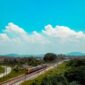 Penumpang menikmati pemandangan perbukitan hijau melalui jendela kaca berukuran besar di atas kereta wisata panorama yang melintasi jalur Jawa Tengah.