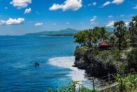 Pemandangan bentang alam Kepulauan Banda yang memadukan jejak sejarah kolonial dengan keindahan perairan jernih di Maluku Tengah.