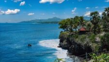 Pemandangan bentang alam Kepulauan Banda yang memadukan jejak sejarah kolonial dengan keindahan perairan jernih di Maluku Tengah.