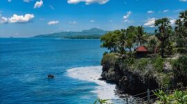 Pemandangan bentang alam Kepulauan Banda yang memadukan jejak sejarah kolonial dengan keindahan perairan jernih di Maluku Tengah.