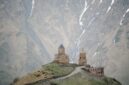 Gereja Gergeti Trinity berdiri anggun di latar belakang hamparan Pegunungan Kaukasus dan Puncak Gunung Kazbek di Georgia.