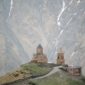 Gereja Gergeti Trinity berdiri anggun di latar belakang hamparan Pegunungan Kaukasus dan Puncak Gunung Kazbek di Georgia.