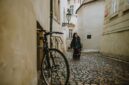 Seorang pelancong melangkah santai menyusuri lorong batu di kawasan kota tua Tbilisi, Georgia, menikmati atmosfer lokal tanpa terburu-buru oleh jadwal wisata yang padat.