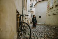 Seorang pelancong melangkah santai menyusuri lorong batu di kawasan kota tua Tbilisi, Georgia, menikmati atmosfer lokal tanpa terburu-buru oleh jadwal wisata yang padat.