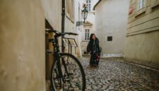 Seorang pelancong melangkah santai menyusuri lorong batu di kawasan kota tua Tbilisi, Georgia, menikmati atmosfer lokal tanpa terburu-buru oleh jadwal wisata yang padat.