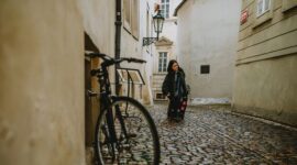 Seorang pelancong melangkah santai menyusuri lorong batu di kawasan kota tua Tbilisi, Georgia, menikmati atmosfer lokal tanpa terburu-buru oleh jadwal wisata yang padat.