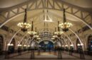 Suasana lobi megah sebuah hotel klasik berarsitektur era abad kesembilan belas yang memperlihatkan keanggunan dekorasi interior serta kemewahan layanan hospitality khas Eropa.