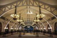 Suasana lobi megah sebuah hotel klasik berarsitektur era abad kesembilan belas yang memperlihatkan keanggunan dekorasi interior serta kemewahan layanan hospitality khas Eropa.