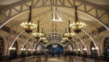 Suasana lobi megah sebuah hotel klasik berarsitektur era abad kesembilan belas yang memperlihatkan keanggunan dekorasi interior serta kemewahan layanan hospitality khas Eropa.