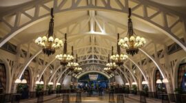 Suasana lobi megah sebuah hotel klasik berarsitektur era abad kesembilan belas yang memperlihatkan keanggunan dekorasi interior serta kemewahan layanan hospitality khas Eropa.