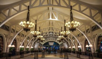 Menelusuri Jejak Sejarah Hotel Dunia dari Karavanserai Kuno hingga Era Digital Modern