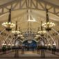 Suasana lobi megah sebuah hotel klasik berarsitektur era abad kesembilan belas yang memperlihatkan keanggunan dekorasi interior serta kemewahan layanan hospitality khas Eropa.
