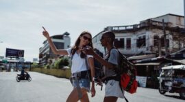 Seorang pelancong membawa tas punggung minimalis saat menikmati suasana kota tua dengan nyaman dan bebas tanpa kerepotan barang bawaan berlebih.