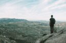Seorang pendaki berdiri menatap hamparan lembah dan puncak es abadi di Patagonia Chile, menggambarkan tantangan serta keindahan alam liar yang menjadi tujuan favorit para penjelajah dunia.