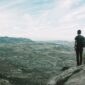 Seorang pendaki berdiri menatap hamparan lembah dan puncak es abadi di Patagonia Chile, menggambarkan tantangan serta keindahan alam liar yang menjadi tujuan favorit para penjelajah dunia.