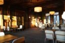 Interior memukau dari salah satu hotel legendaris di Indonesia yang mempertahankan gaya arsitektur kolonial klasik dengan sentuhan lampu kristal dan furnitur kayu jati otentik.