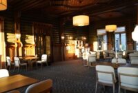 Interior memukau dari salah satu hotel legendaris di Indonesia yang mempertahankan gaya arsitektur kolonial klasik dengan sentuhan lampu kristal dan furnitur kayu jati otentik.