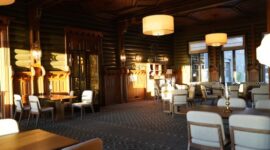 Interior memukau dari salah satu hotel legendaris di Indonesia yang mempertahankan gaya arsitektur kolonial klasik dengan sentuhan lampu kristal dan furnitur kayu jati otentik.