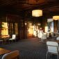 Interior memukau dari salah satu hotel legendaris di Indonesia yang mempertahankan gaya arsitektur kolonial klasik dengan sentuhan lampu kristal dan furnitur kayu jati otentik.