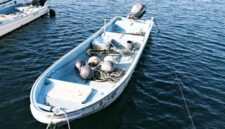 Deretan rumah perahu kayu tradisional Funaya berdiri anggun mengapung di sepanjang perairan Teluk Ine, Kyoto utara.