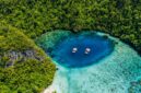 Pemandangan gugusan pulau karst Raja Ampat yang megah dengan perairan pirus jernih menjadi salah satu destinasi wisata alam favorit pelancong di Indonesia.