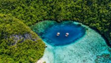 Pemandangan gugusan pulau karst Raja Ampat yang megah dengan perairan pirus jernih menjadi salah satu destinasi wisata alam favorit pelancong di Indonesia.