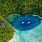 Pemandangan gugusan pulau karst Raja Ampat yang megah dengan perairan pirus jernih menjadi salah satu destinasi wisata alam favorit pelancong di Indonesia.