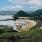 Pemandangan bukit sabana dan laut biru jernih di salah satu destinasi wisata populer Indonesia yang menjadi favorit para pelancong domestik dan mancanegara.