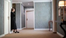 Suasana lorong bergaya arsitektur klasik di salah satu hotel bersejarah Indonesia yang masih mempertahankan elemen kayu jati dan ornamen orisinalnya sejak era kolonial.