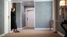 Suasana lorong bergaya arsitektur klasik di salah satu hotel bersejarah Indonesia yang masih mempertahankan elemen kayu jati dan ornamen orisinalnya sejak era kolonial.