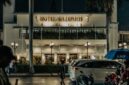 Fasad keanggunan arsitektur bergaya kolonial pada salah satu hotel legendaris di Indonesia yang memadukan nilai kebudayaan sejarah dengan kenyamanan fasilitas hospitality modern.