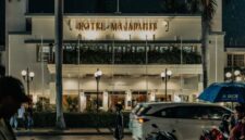 Fasad keanggunan arsitektur bergaya kolonial pada salah satu hotel legendaris di Indonesia yang memadukan nilai kebudayaan sejarah dengan kenyamanan fasilitas hospitality modern.
