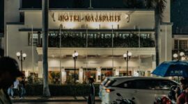 Fasad keanggunan arsitektur bergaya kolonial pada salah satu hotel legendaris di Indonesia yang memadukan nilai kebudayaan sejarah dengan kenyamanan fasilitas hospitality modern.