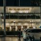Fasad keanggunan arsitektur bergaya kolonial pada salah satu hotel legendaris di Indonesia yang memadukan nilai kebudayaan sejarah dengan kenyamanan fasilitas hospitality modern.