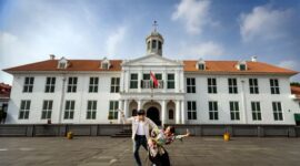 Suasana lorong megah di salah satu hotel legendaris Indonesia yang mempertahankan arsitektur gaya kolonial dan barang-barang antik bernilai sejarah tinggi.