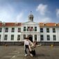 Suasana lorong megah di salah satu hotel legendaris Indonesia yang mempertahankan arsitektur gaya kolonial dan barang-barang antik bernilai sejarah tinggi.