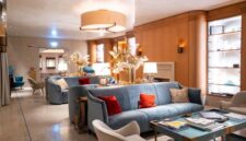 Suasana kemewahan interior lobi hotel klasik pada awal abad ke-20 yang menjadi cikal bakal standar pelayanan akomodasi modern saat ini.