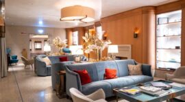 Suasana kemewahan interior lobi hotel klasik pada awal abad ke-20 yang menjadi cikal bakal standar pelayanan akomodasi modern saat ini.