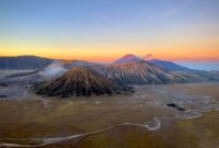 Pemandangan jalur pesisir selatan Jawa Timur yang membelah perbukitan hijau dengan latar belakang tebing terjal dan samudera biru nan membentang luas.