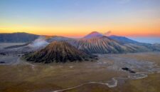 Pemandangan jalur pesisir selatan Jawa Timur yang membelah perbukitan hijau dengan latar belakang tebing terjal dan samudera biru nan membentang luas.