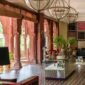 Interior lobi hotel bersejarah dengan sentuhan arsitektur klasik dan pencahayaan hangat yang menghadirkan suasana keanggunan masa lalu.