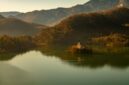 Pemandangan ikonik Danau Bled di Slovenia dengan gereja bersejarah di tengah pulau kecil yang dikelilingi perairan jernih dan perbukitan hijau Alpen.